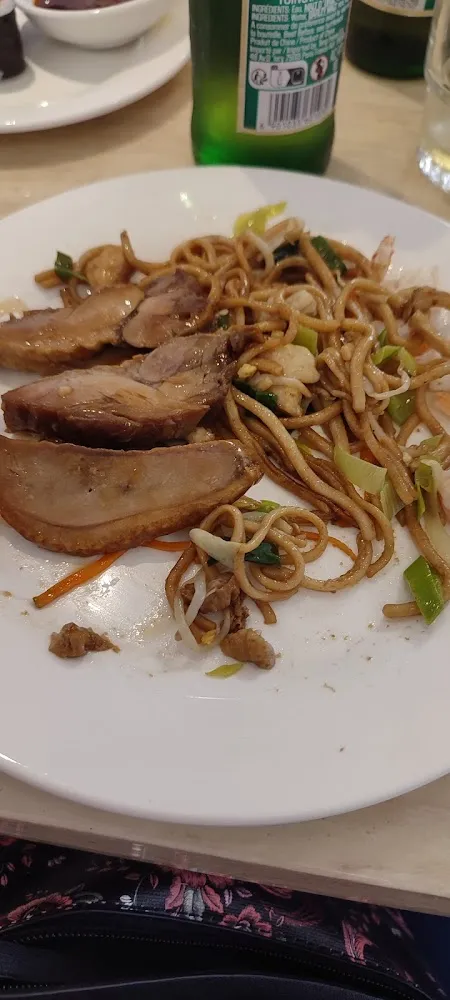 Canard Laqué Et Nouilles Sautées Au Poulet Et Crevettes